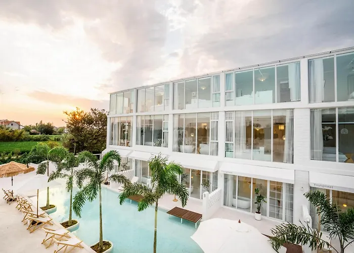 途庐荟酒店 浦东机场店 Tulu Hui Hotel Provides 24 Hour Free Airport And Disneyland Shuttles An Elegant Courtyard With Sun Loungers Laundry And Food Delivery Services Finely Designed Rooms For A Pleasant